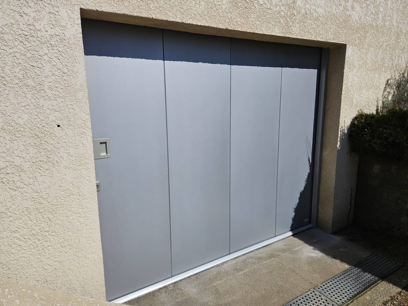 Installation et remplacement de porte de garage latérale gris alu à Brosville (27)