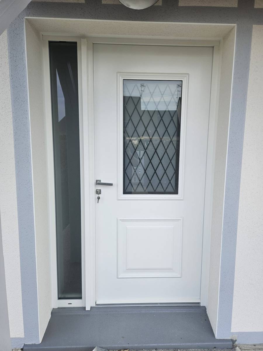 Pose d’une porte d’entrée en aluminium blanc à Cabourg – Réalisation LP POSE