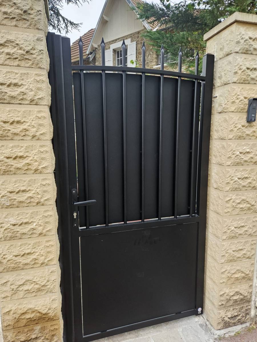 Pose d’un portail battant style Castel et portillon motorisé dans les Yvelines (78)