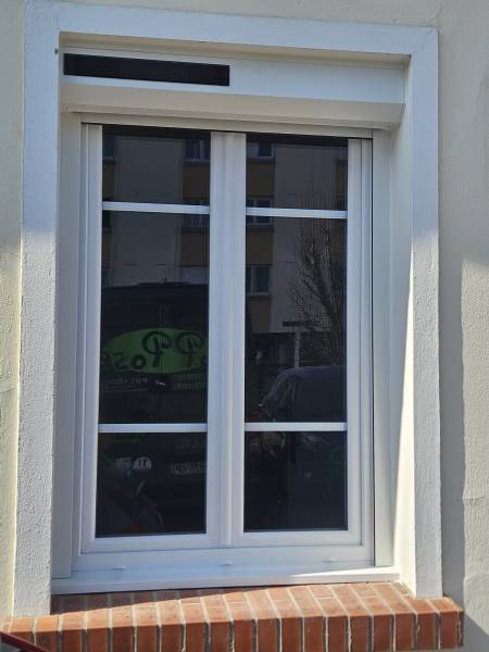 Réalisation d’une pose de volet roulant solaire blanc avec menuiserie PVC sur mesure à Évreux (27)