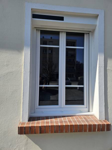 Réalisation d’une pose de volet roulant solaire blanc avec menuiserie PVC sur mesure à Évreux (27)