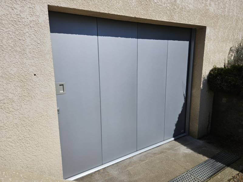 Installation et remplacement de porte de garage latérale gris alu à Brosville (27)