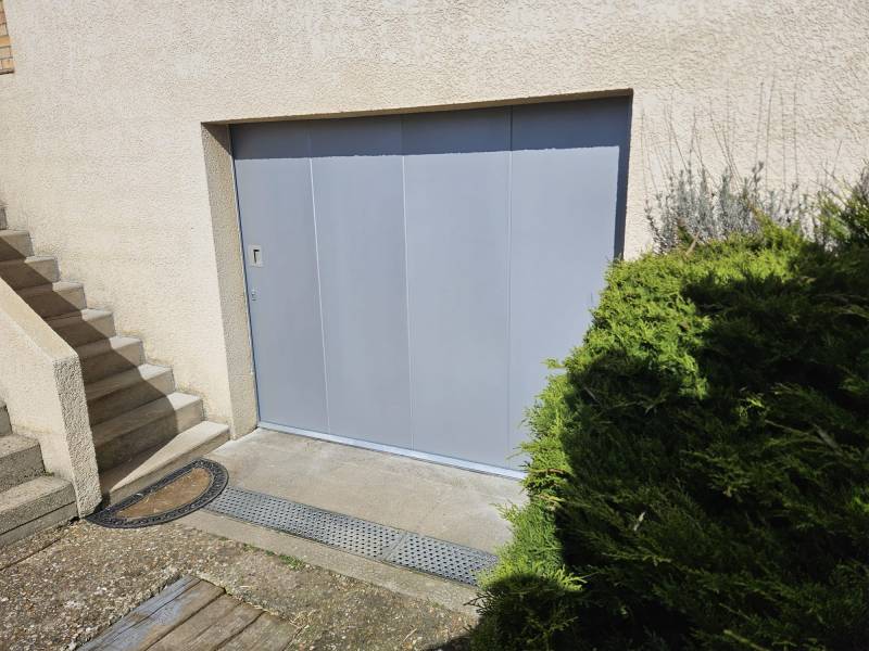 Installation et remplacement de porte de garage latérale gris alu à Brosville (27)