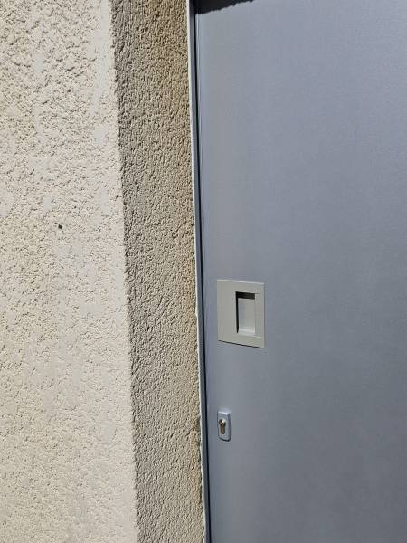 Installation et remplacement de porte de garage latérale gris alu à Brosville (27)