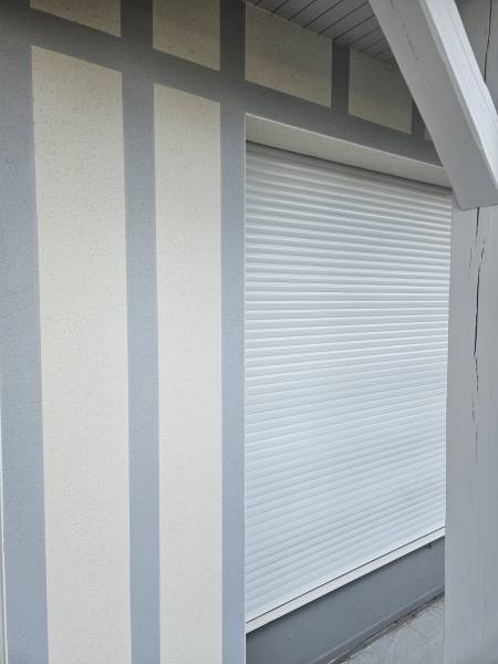 Pose d’une porte d’entrée en aluminium blanc à Cabourg – Réalisation LP POSE